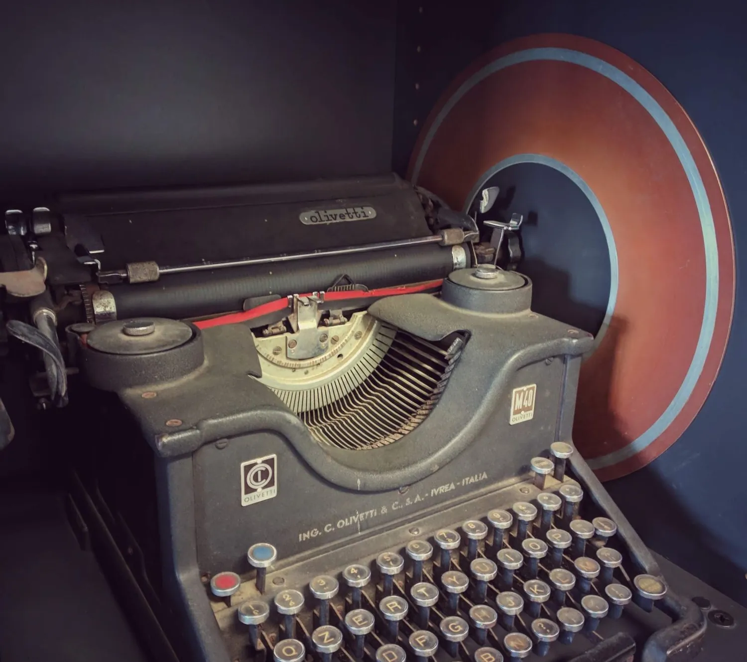 Macchina da scrivere Olivetti M40 con il nastro rosso ancora montato